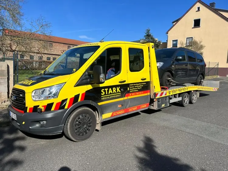 STARK Abschleppdienst Koblenz sorgt für sicheren Transport eines SUV nach Panne, Qualitätsservice in städtischer Umgebung.