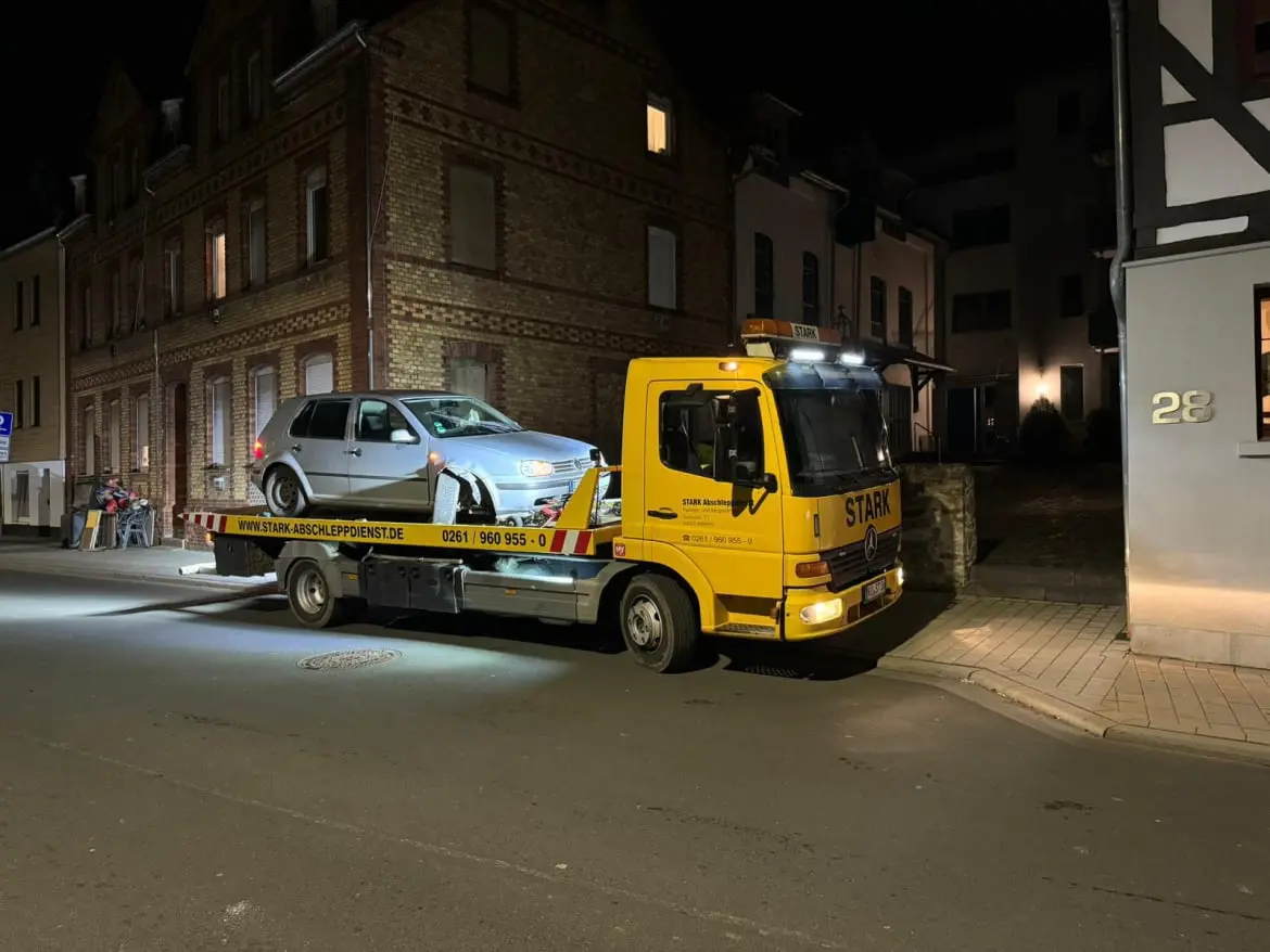 STARK Abschleppdienst Koblenz führt professionellen Fahrzeugtransport nach Panne eines silbernen Autos mit gesicherter Ladung durch, demonstriert Kompetenz im Abschleppservice.