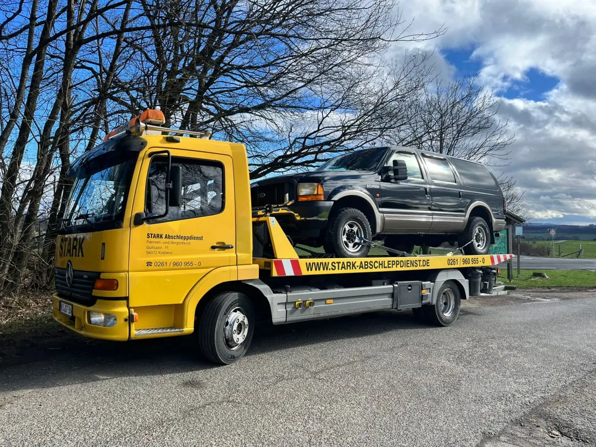 STARK Abschleppdienst Koblenz transportiert einen schwarzen SUV, zuverlässiger Service unterwegs.