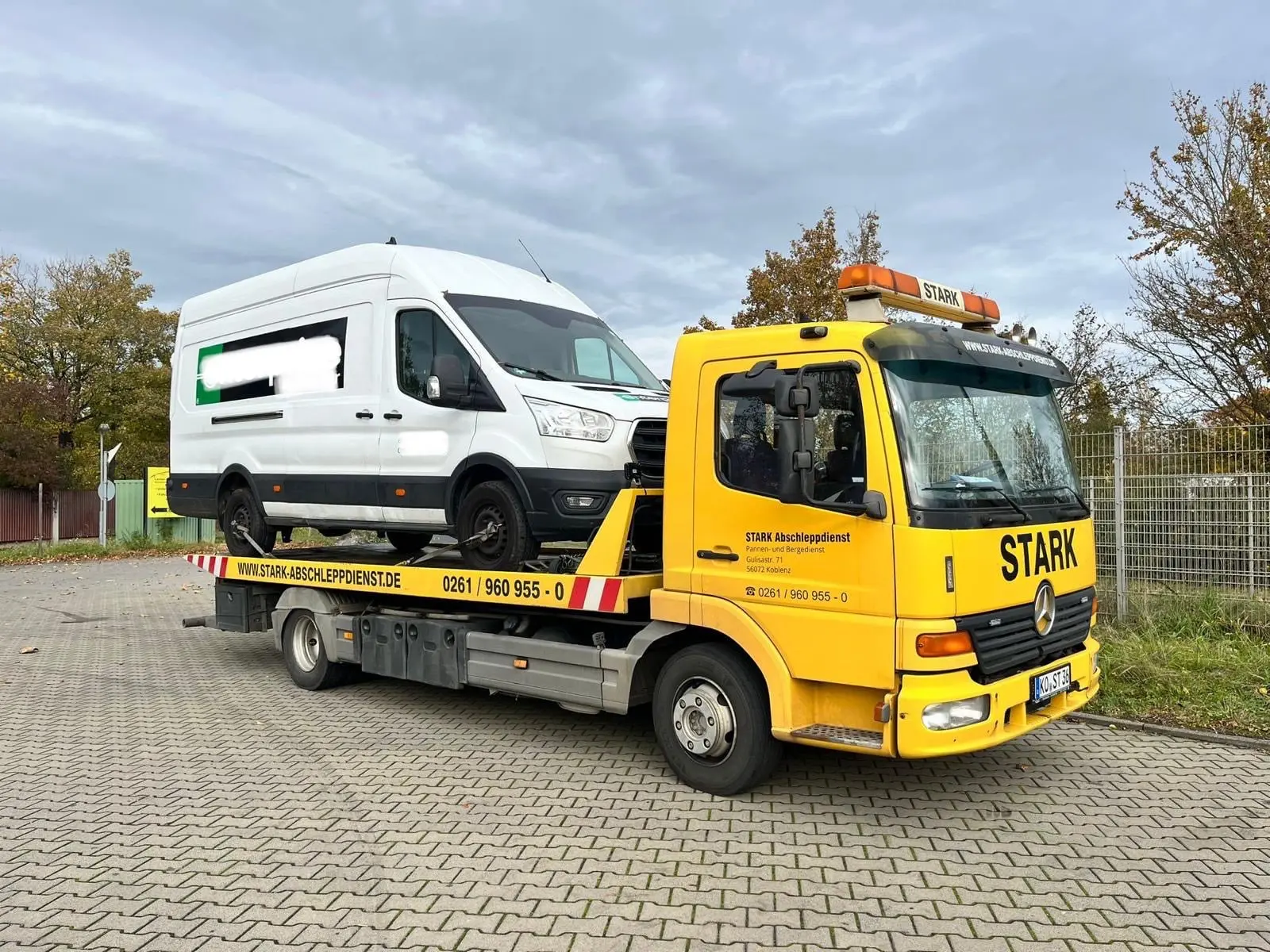 STARK Abschleppdienst Koblenz bei nächtlicher Bergungsdienstleistung, sichert einen Transporter am Straßenrand.