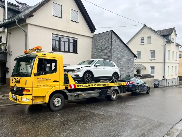 STARK Abschleppdienst Koblenz meistert Doppeltransport mit zwei Pannen und Unfallfahrzeugen zugleich, Effizienz und Kraft in Aktion.