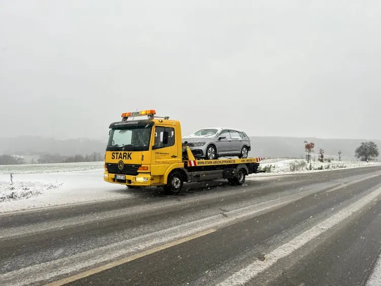 STARK Abschleppdienst Koblenz meistert Fahrzeugbergung unter Winterbedingungen, kompetenter Service bei jedem Wetter.