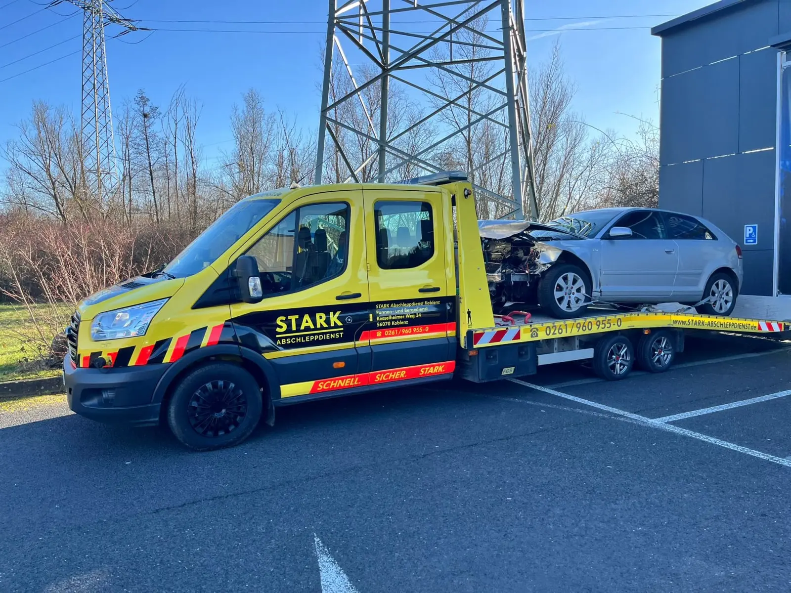 STARK Abschleppdienst Koblenz sichert professionell ein Unfallauto für den Transport auf einem spezialisierten Abschleppfahrzeug.